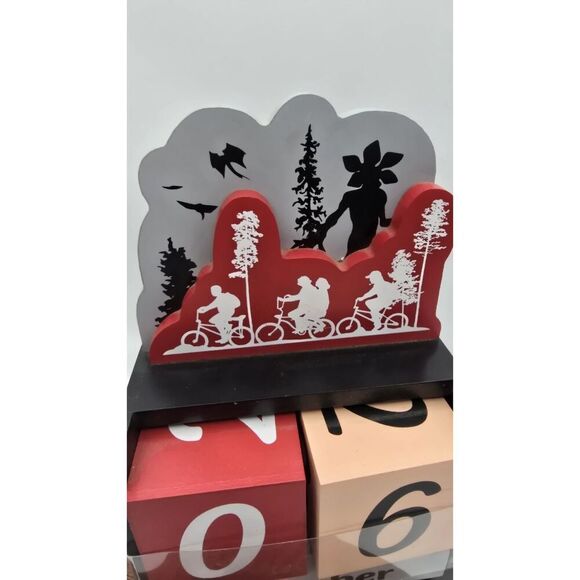 Stranger Things Block Calendar Perpetual Wood Dice Calendar Desk Display Scene - Picture 5 of 5